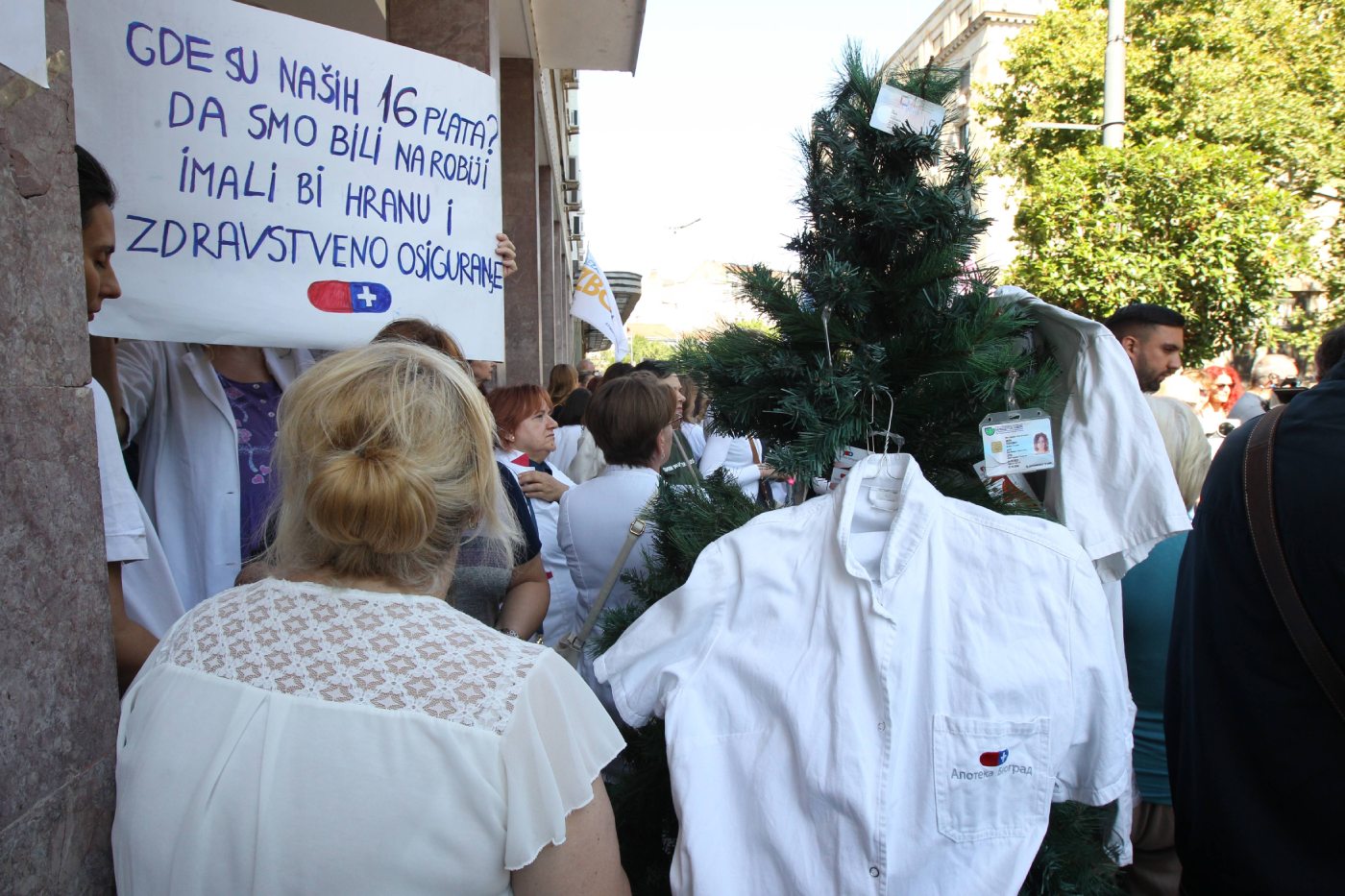Beograd, 24.07.2026. - Radnici Apoteke Beograd odrzali su danas protest ispred Skupstine Grada Beograda, uoci zasedanja odbornika, sa zahtevima da im Grad Beograd isplati 16 zaostalih plata i da se zaustavi privatizacija te ustanove. (BETAPHOTO/MILAN OBRADOVIC)