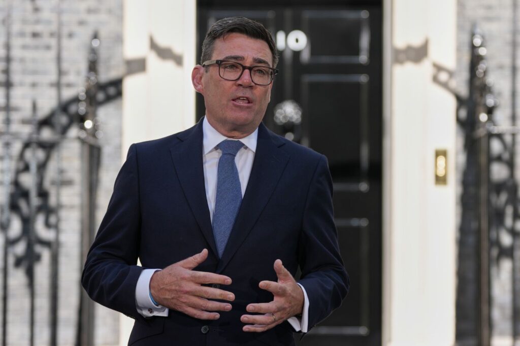 Kir Starmer podneo ostavku britanskom kralju: Laburista Endi Bernam postao premijer