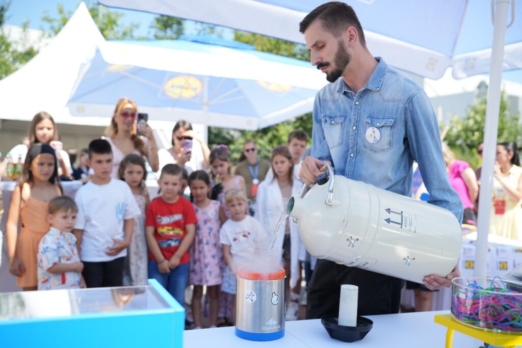 Uspešan početak Dečijeg naučnog karavana: Otvorena laboratorija na Lidl parkingu oduševila mališane u Beogradu