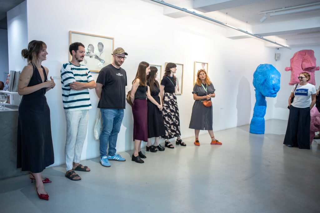 Otvorena grupna izložba „Letnja treperenja: Sunce se grohotom smeje“ u galeriji Novembar