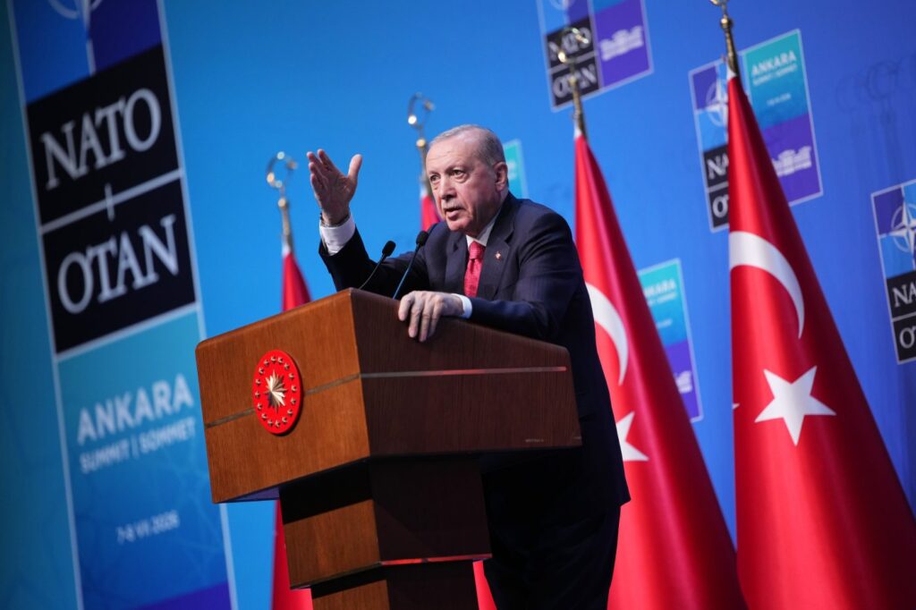 Erdogan učesnicima samita NATO-a uručio neobičan poklon – revolver Magnum sa šest metaka