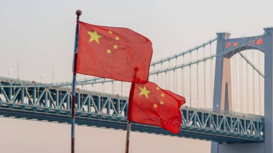 Kineske zastave ispred mosta u Pekingu