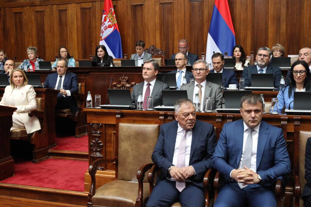 Nastavak sednice o nepoverenju Vladi: Zvučni top i razmena optužbi obeležili prvi dan rasprave